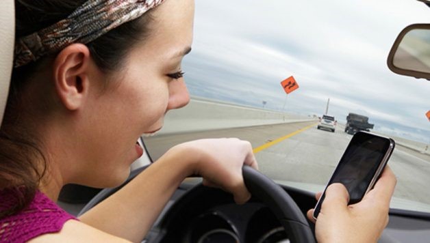 Donna e telefono su strada Donna e telefono su strada